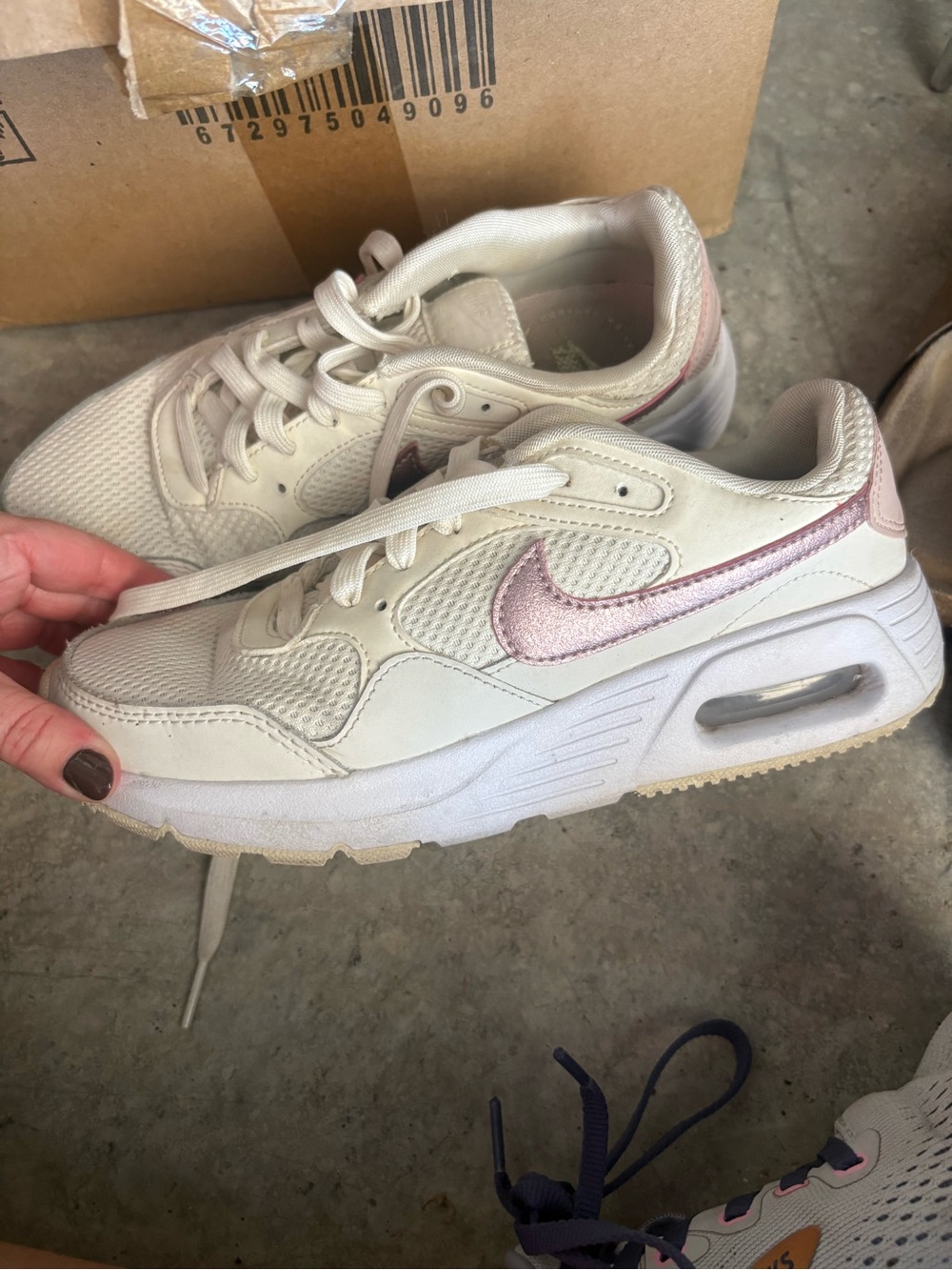 Nike Women's Low-Top Trainers in Cream with Pink Metallic Swoosh